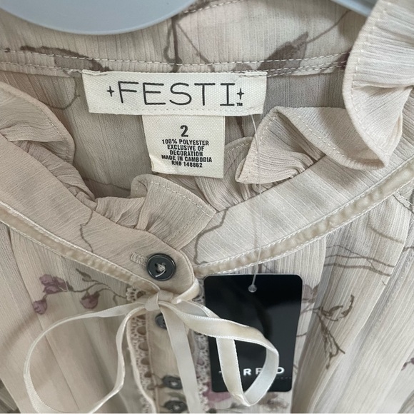 NWT Torrid Festi Ivory Floral Pleated Ruffle Neck Ribbon Accent Romantic Blouse - Picture 3 of 12